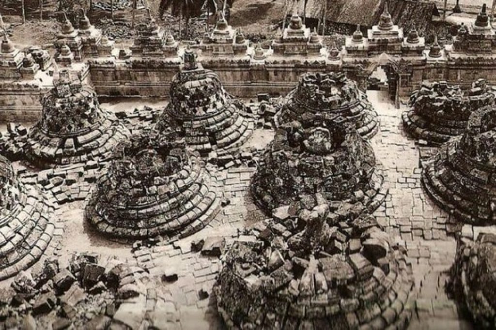 Viral di Facebook, Beredar Foto-Foto Candi Borobudur Saat Pertama Kali