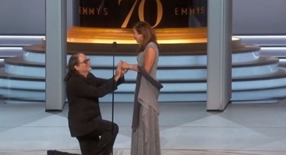 VIRAL! Seorang Sutradara Lamar Kekasihnya Di Atas Panggung Emmy Awards
