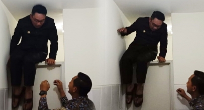 Video Viral: Aksi Ridwan Kamil Panjat Pintu Kamar Mandi Karena Terkunci