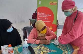 Mobil Klinik Indosat Membantu Warga Batu dan Sintang