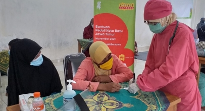 Mobil Klinik Indosat Membantu Warga Batu dan Sintang