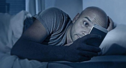 Ini Dampak Bahayanya Main Handphone Sebelum Tidur