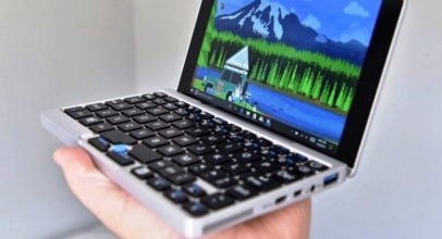 Buat Kamu Yang Nggak Mau Ribet, Laptop Mini Ini Bisa Dikantongi di Saku Celana Lho!