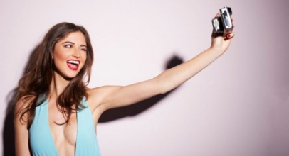 Trik Memaksimalkan Foto Selfie di Tempat Minim Cahaya