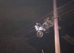 Viral di Facebook, Foto Sepeda Motor Nyangkut di Tiang Listrik
