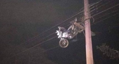 Viral di Facebook, Foto Sepeda Motor Nyangkut di Tiang Listrik