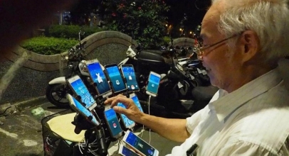 VIRAL! Kakek 70 Tahun Main Pokemon GO di 11 Ponsel Secara Bersamaan