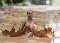 VIRAL! Jalan Rusak Berlumpur Dijadikan Obyek Foto Model