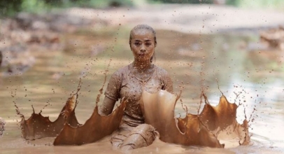 VIRAL! Jalan Rusak Berlumpur Dijadikan Obyek Foto Model