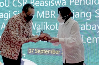 Indosat Ooredoo Beri Beasiswa kepada Pelajar di Surabaya