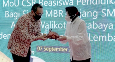 Indosat Ooredoo Beri Beasiswa kepada Pelajar di Surabaya