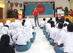 Karyawan Indosat Ooredoo Latih Literasi Digital