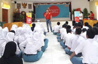 Karyawan Indosat Ooredoo Latih Literasi Digital