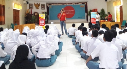 Karyawan Indosat Ooredoo Latih Literasi Digital
