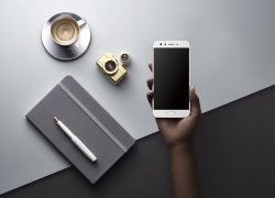 Serentak di 5 Kota, OPPO F3 Beri Gimmick Tas  Barcelona Senilai Rp1,2 juta