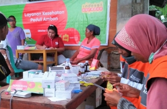 Mobil Klinik Indosat Bantu Korban Gempa Maluku