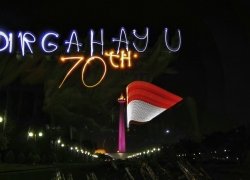 Huawei P8, Lukis Empat Monumen Jakarta dengan Light Painting
