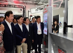 Perdana Menteri Korsel Kunjungi Booth Telkomsel di Asian Games