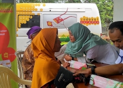 Mobil Klinik Indosat Ooredoo Bertandang ke Madiun