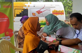 Mobil Klinik Indosat Ooredoo Bertandang ke Madiun