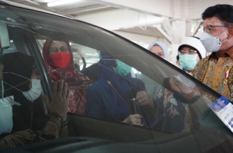 XL Corner: Menteri Johnny Plate Tinjau Program Sentra Vaksin Inisiasi XL