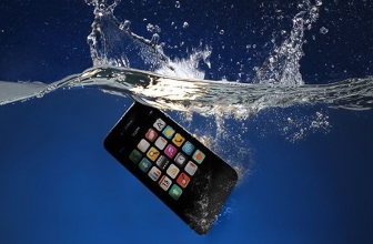 Smartphone Anda Terendam Banjir? Jangan Panik, Ikuti 10 Langkah Ini
