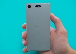 Sony Xperia XZ2 Compact Usung Rasio Layar 18:9