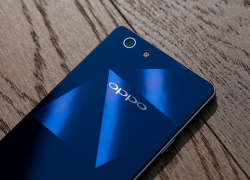 Oppo R1X, Terkendala Panel Belakang Berlian