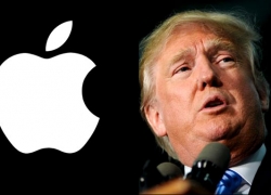 Trump  Memakai iPhone Baru
