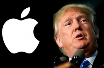 Trump  Memakai iPhone Baru