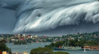 VIRAL! Muncul “Awan Tsunami” Di Atas Langit Makassar, Ini Penjelasan BMKG