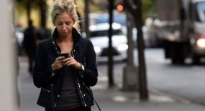 Survei: Kematian Akibat Berjalan Kaki Sambil Main Ponsel Jadi Yang Tertinggi Dalam 30 Tahun