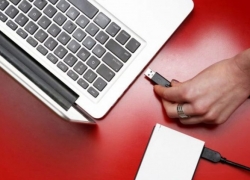 3 Bahaya Nge-Charge Smartphone Menggunakan Laptop