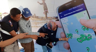 XL Axiata Bagikan Telepon Selular Kepada 118 Nelayan Surabaya