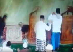 VIRAL! Video Dramatis Khatib Jumat Wafat di Mimbar Masjid