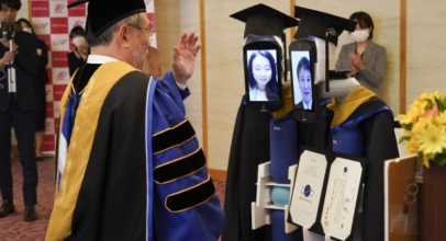 Seru! Wisuda Social Distancing via Video Conference dan Robot