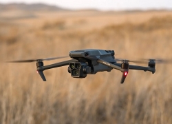 DJI Mavic 3 Pro Bawa 3 Kamera; 48 MP, 20 MP, 12 MP