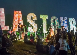 Oppo Reno 5G Bakal Muncul di Festival Musik Akbar Glastonbury