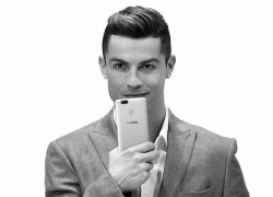 Keren, Cristiano Ronaldo Siap Lambungkan ZTE Nubia Z17 Mini