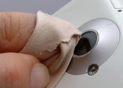 Tips: Cara Gampang Bersihkan Lensa Kamera Smartphone