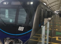 Bermedsos Ria di Terowongan MRT