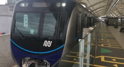 Bermedsos Ria di Terowongan MRT