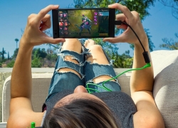 Razer Phone buat Mobile Gamers