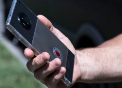 Hydrogen One versi Titanium Dilego Rp 22,5 Juta