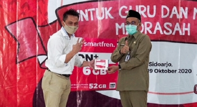 Smartfren Bagikan SIM Card Gratis ke Guru dan Siswa Madrasah Jawa Timur
