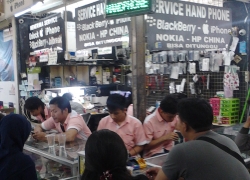 Ponsel Bermasalah, Service Center Resmi atau Tidak?