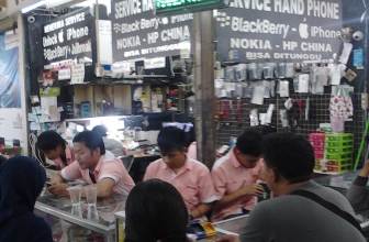 Ponsel Bermasalah, Service Center Resmi atau Tidak?