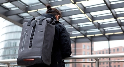 Visvo Novel, Backpack Isi GPS dan Powerbank