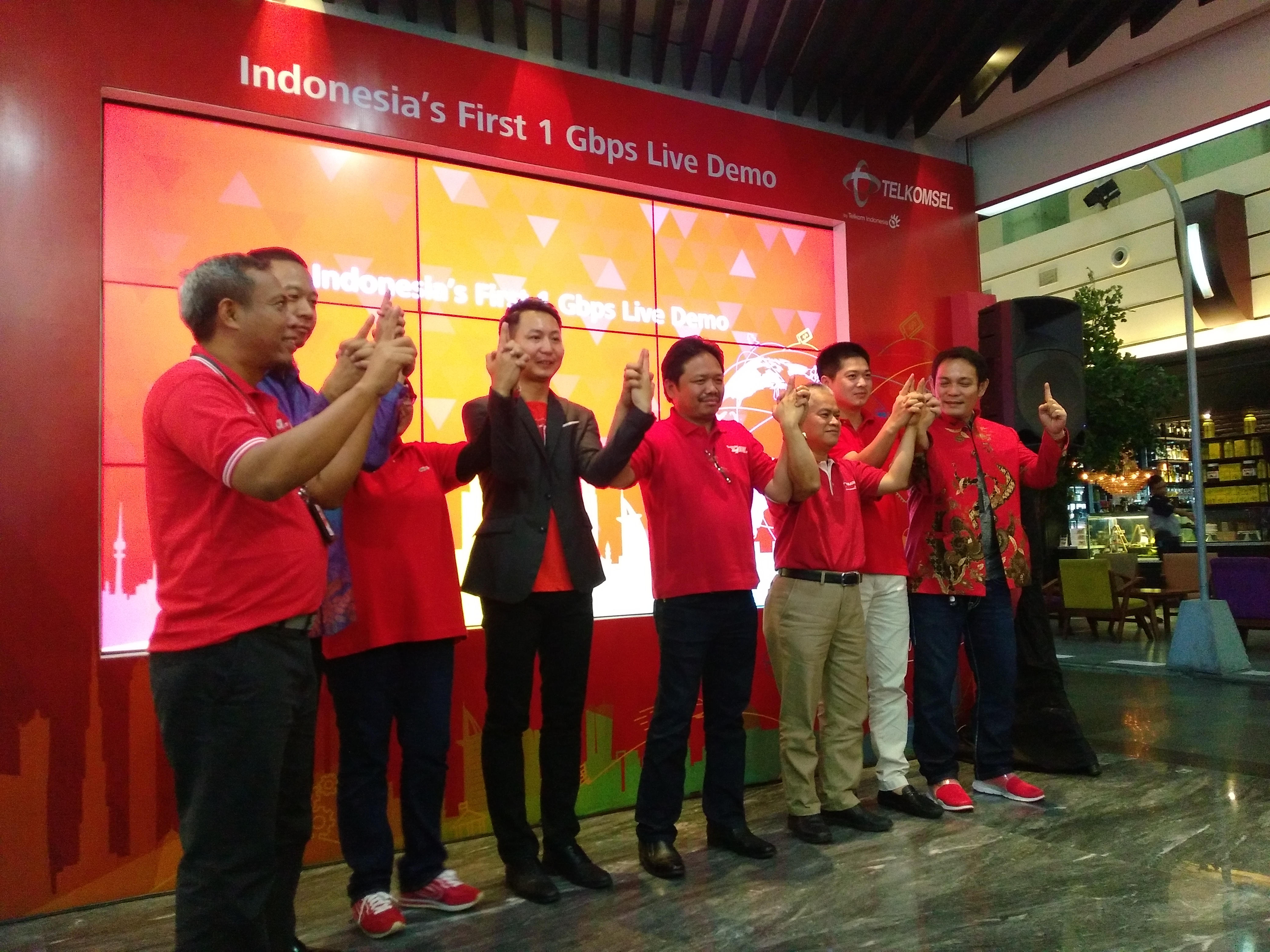 Telkomsel Salip XL Keluarkan 4T4R