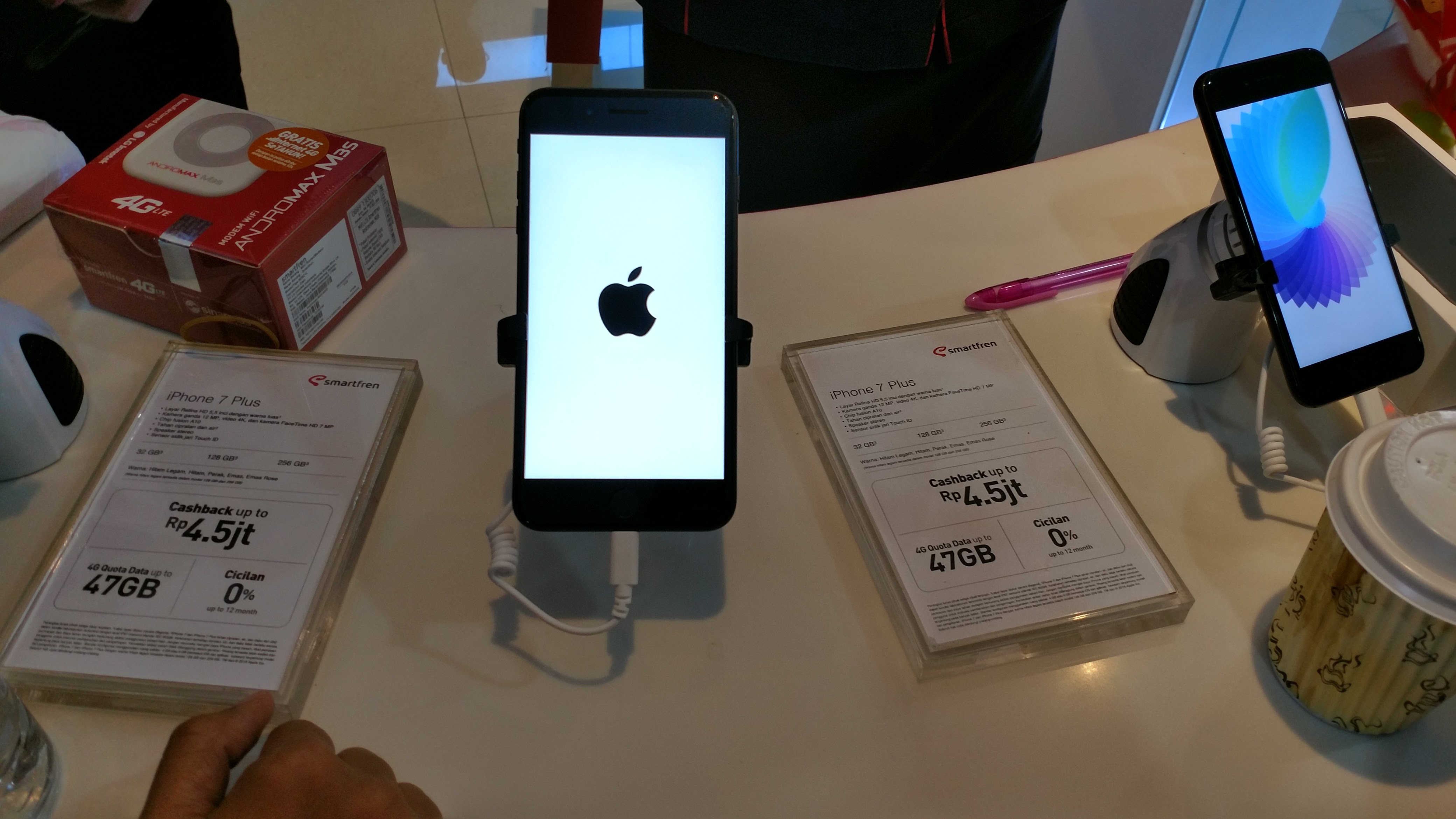 Ramai Ramai Jajan iPhone di Galery Smartfren